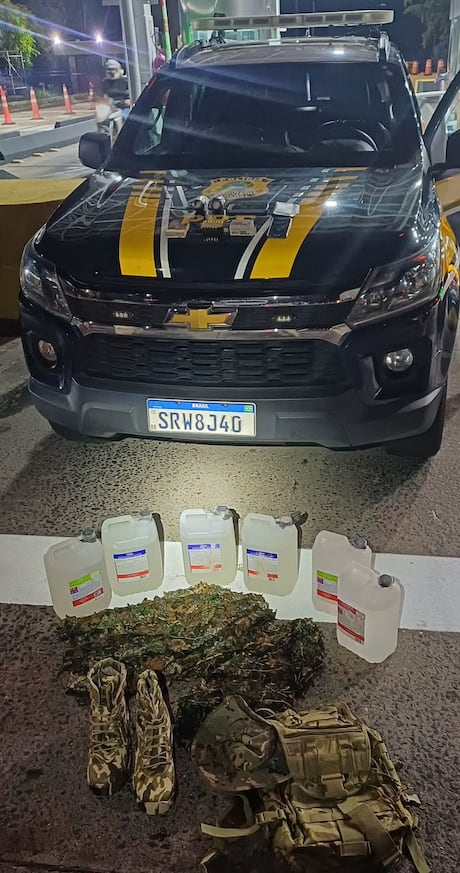 PRF prende homem com granadas, munições e 30 litros de loló na BR-040, em Petrópolis (RJ)