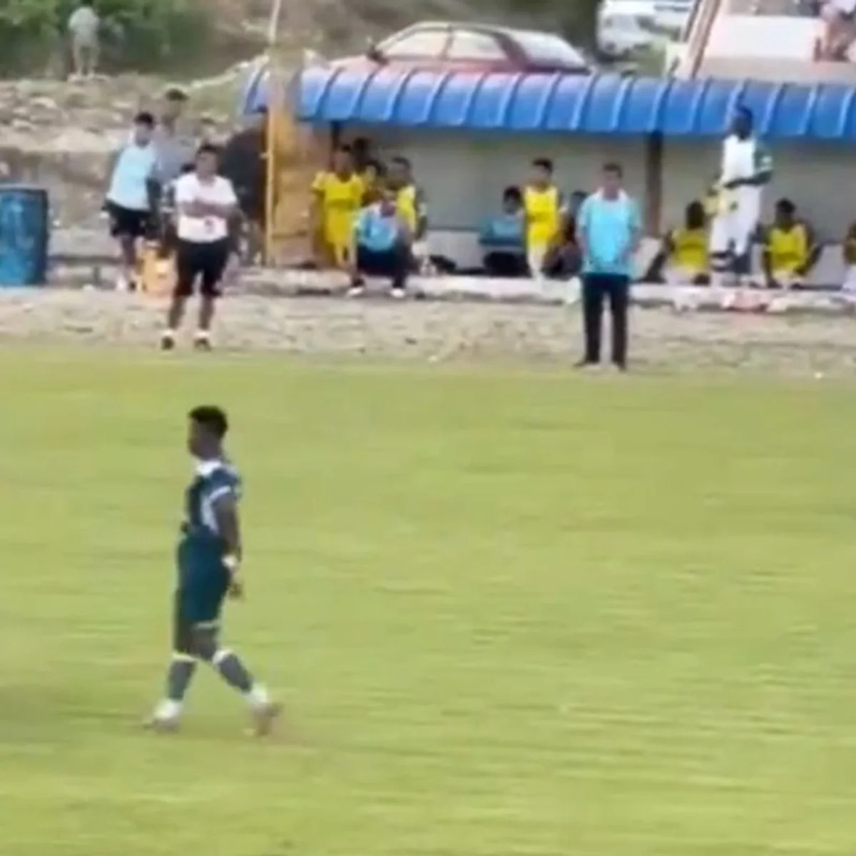Jogador é demitido de clube equatoriano após acertar bandeirinha com pedra