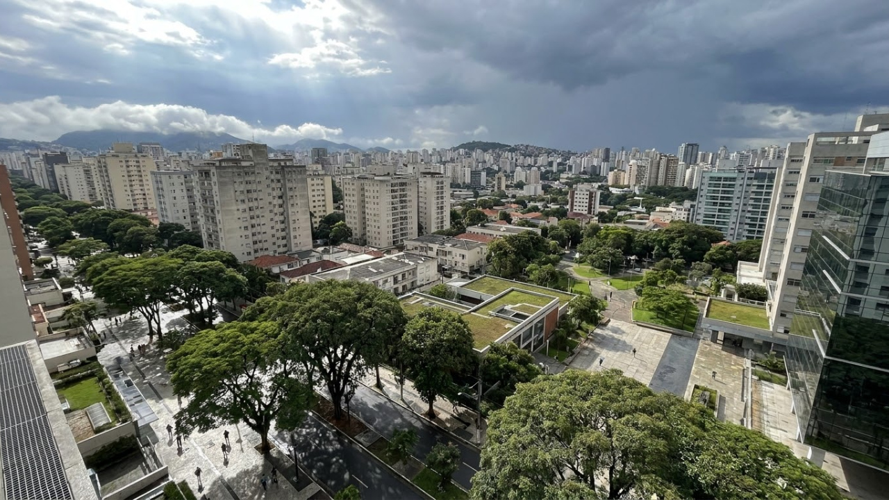 As cidades brasileiras estão sendo orientadas a planejar o calor, as chuvas e outros riscos climáticos antes da emergência, porque adaptação urbana começa muito antes do desastre