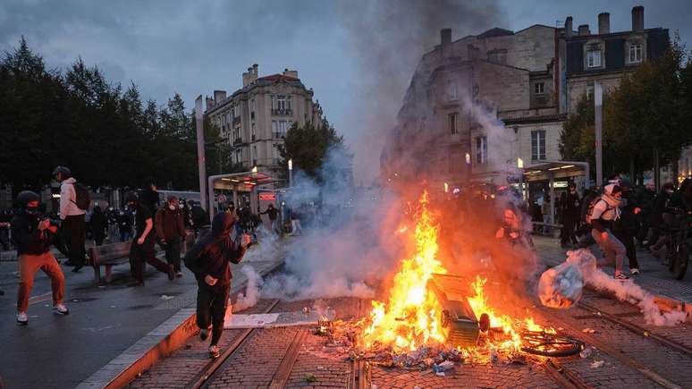 Quase mil pessoas são presas após confrontos em mais um dia de protestos em massa na França