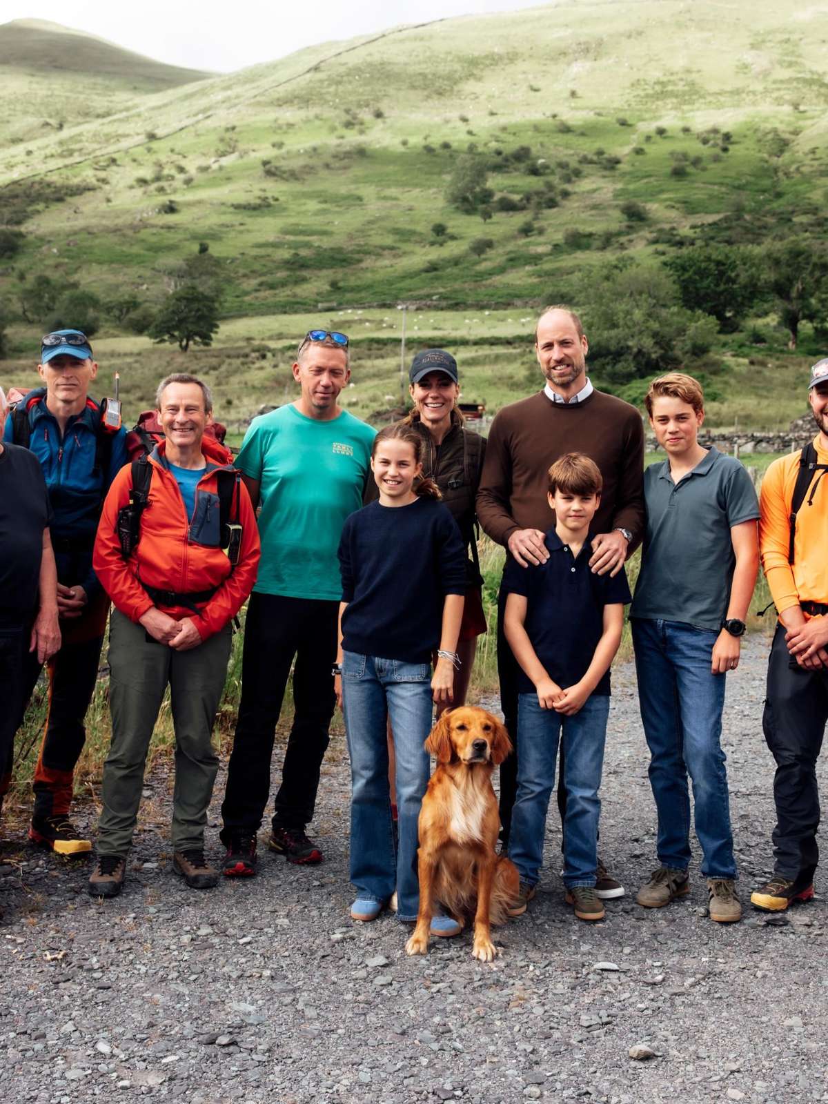 Kate Middleton publica foto inédita da família ao completar o Desafio Nacional do Três Picos