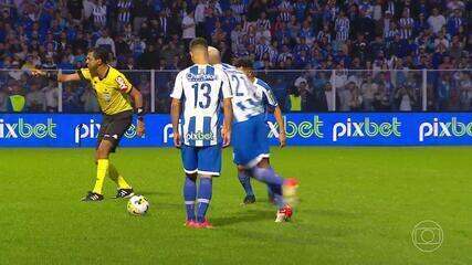 Aos 27 min do 2º tempo - gol de falta de Jean Pyerre do Avaí contra o Palmeiras