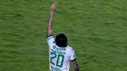 Veja o gol de falta de Jean Carlos, da Chapecoense, contra o Vasco