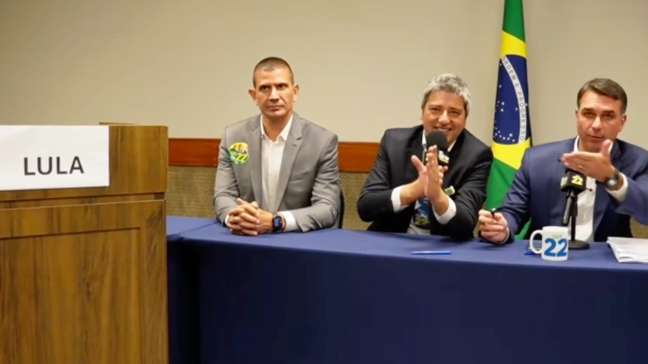 Após debate cancelado, Flávio Bolsonaro culpa Lula por 'interferência judicial', improvisa live com aliados e faz campanha por voto útil