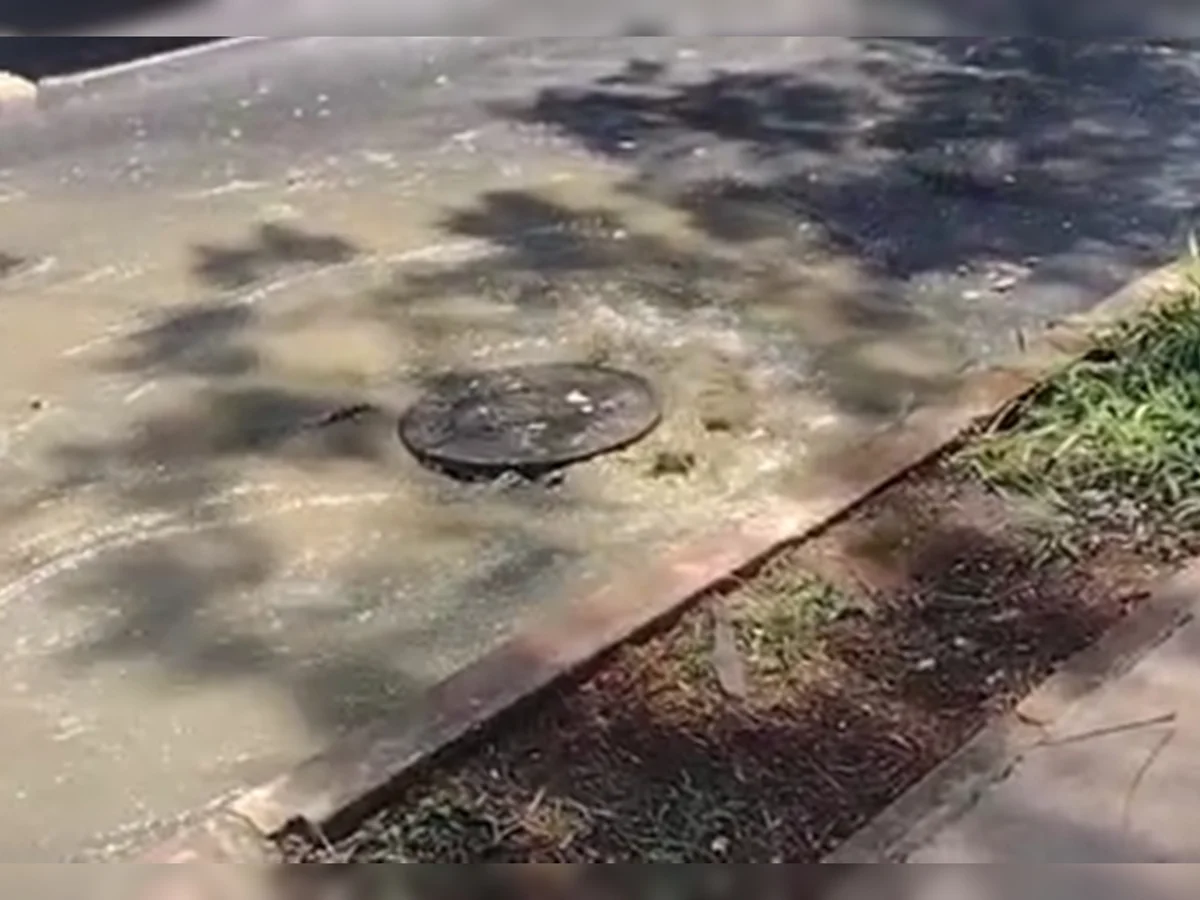 Esgoto transborda de bueiro em avenida próxima ao centro de Taguatinga