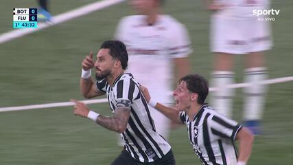 Veja o gol de falta de Alex Telles, do Botafogo, contra o Fluminense