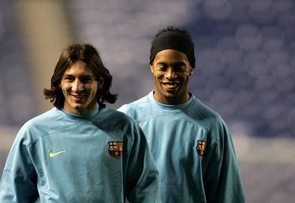 "Nos fez gostar de futebol", declara Ronaldinho em homenagem a Lionel Messi