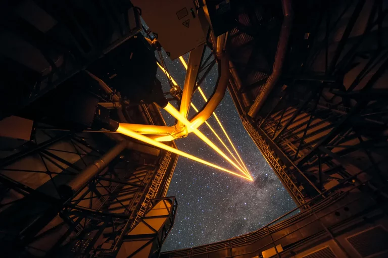 Lasers gigantes criam estrelas artificiais no céu do Atacama
