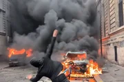 Protestos na França tem ataque a prefeituras e atos em diversas cidades