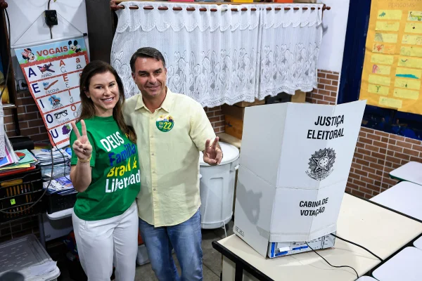Flávio busca Centrão e conta com aliados para ampliar votos no 2º turno