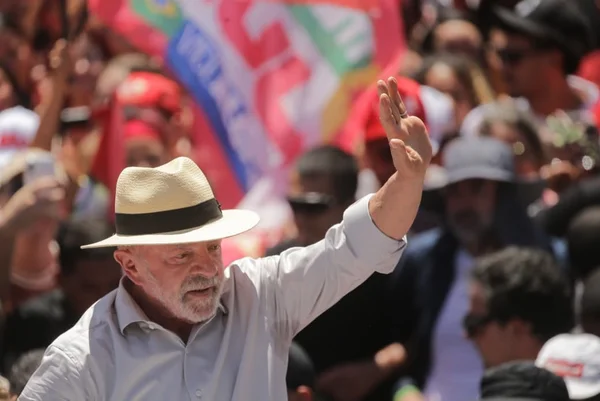Lula anuncia PEC para garantir passe livre no transporte aos fins de semana