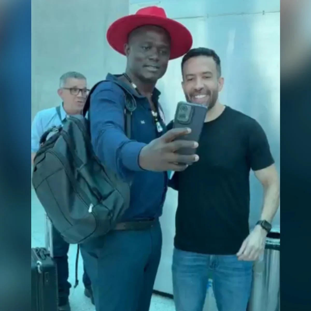 Janones é tietado por fila de "soldados" em aeroporto no domingo de eleição
