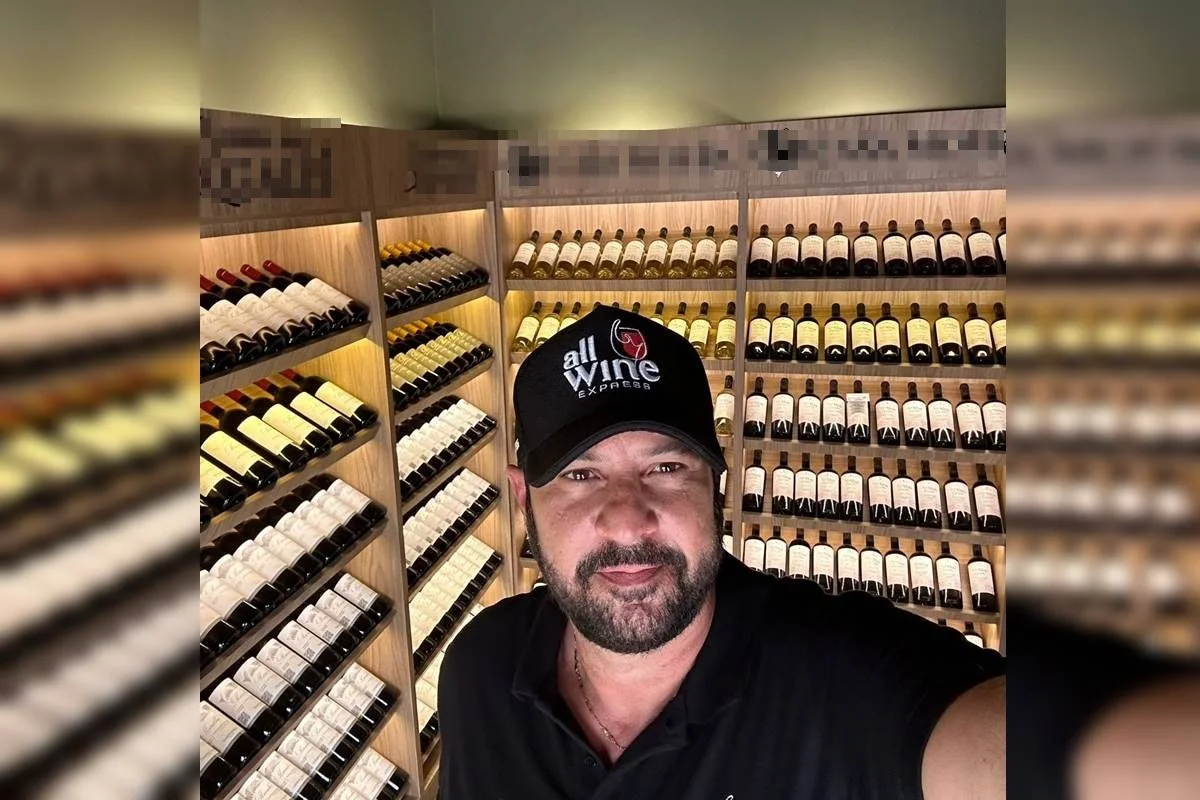 homem de boné atrás de vinhos