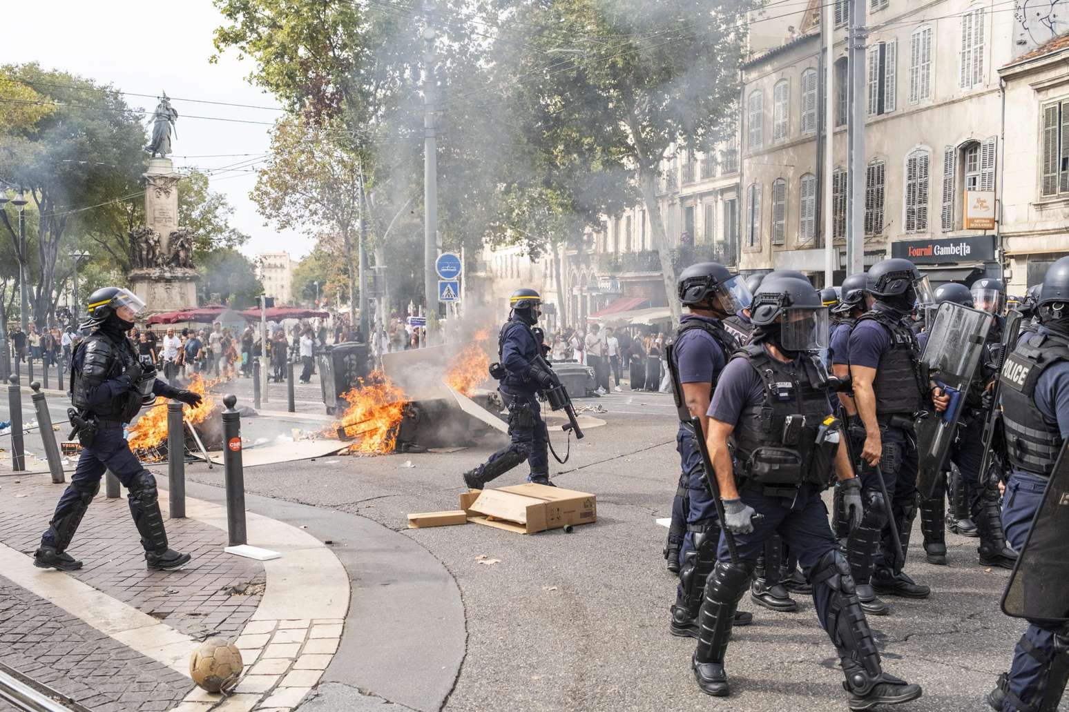 Um grupo reunido na Praça Reforme ergue barricadas para bloquear a polícia em 6 de outubro de 2026, em Marselha, França