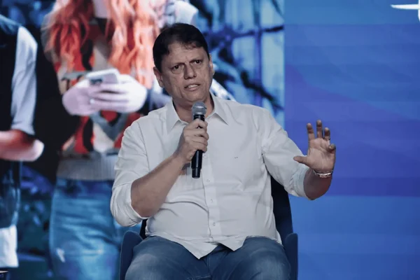 Tarcísio compara Lula a "Titanic afundando" e desconversa sobre 2030