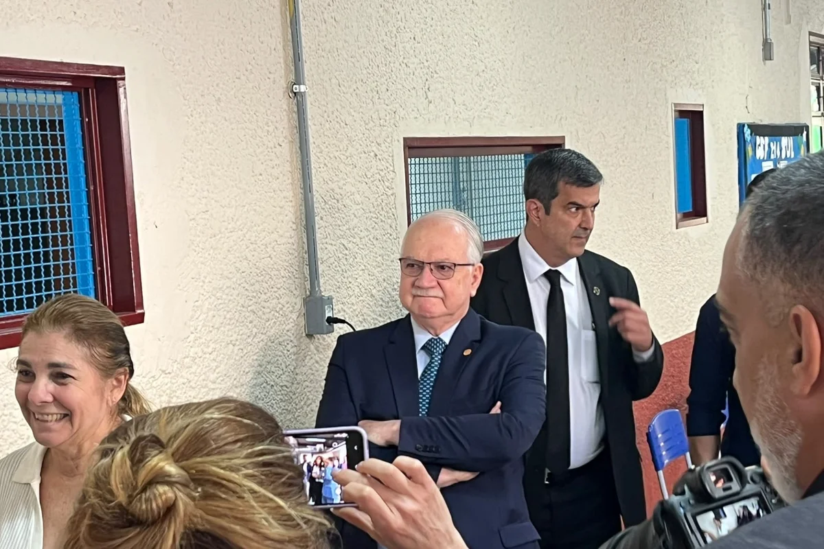 Presidente do STF, Fachin vota no 1º turno e destaca "soberania popular"