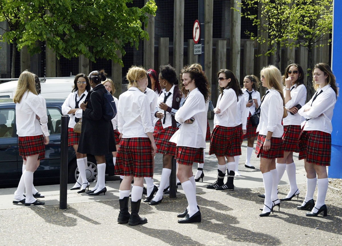 Estudantes britânicas pedem fim do uso de uniforme escolar na pornografia