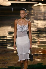 Modelo nigeriana que recriava desfiles da Chanel estreia na maison em Paris