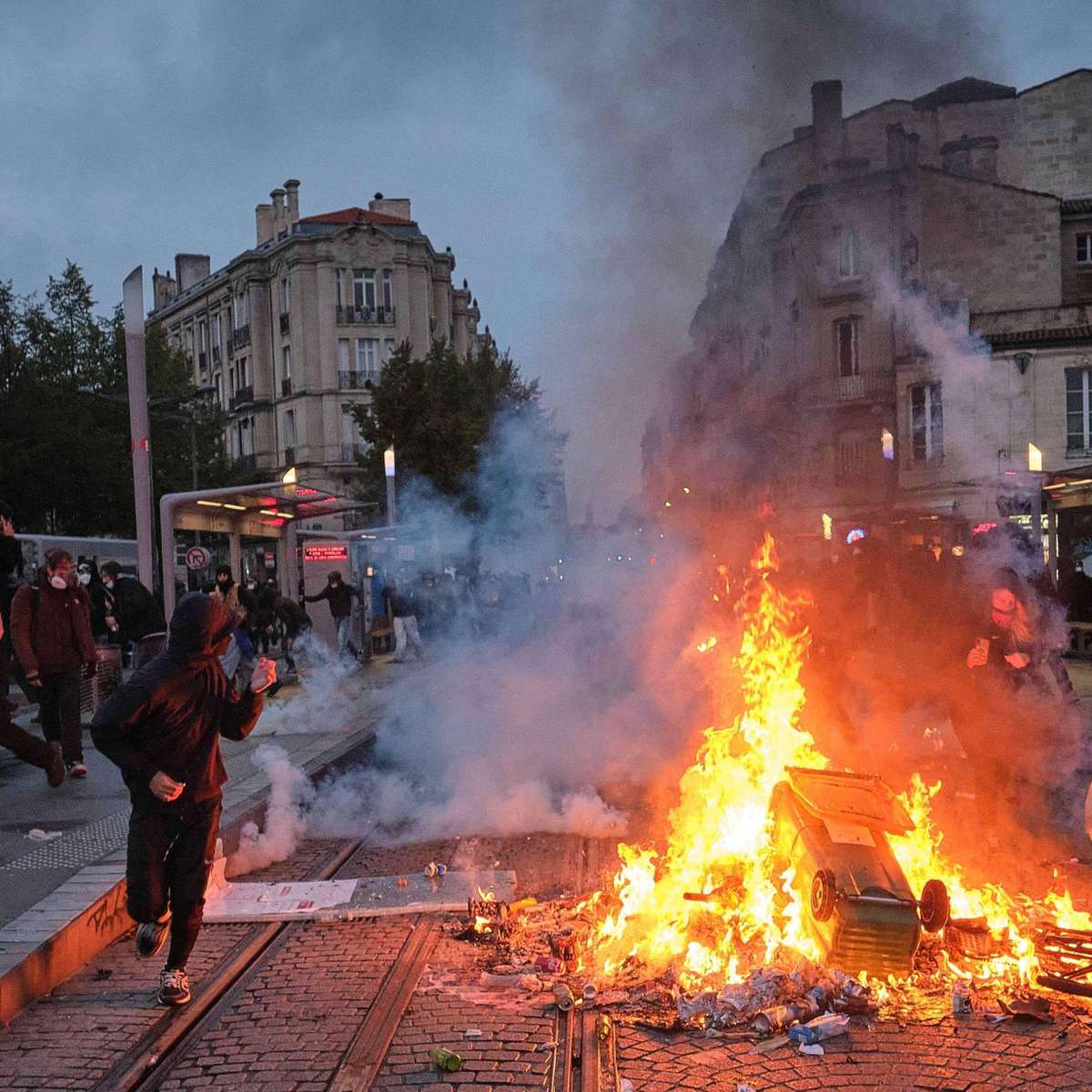 Quase mil pessoas são presas após confrontos em mais um dia de protestos em massa na França