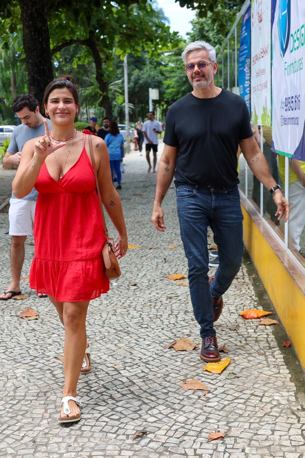 Voto em família: famosos vão às urnas com pais, filhos e parceiros