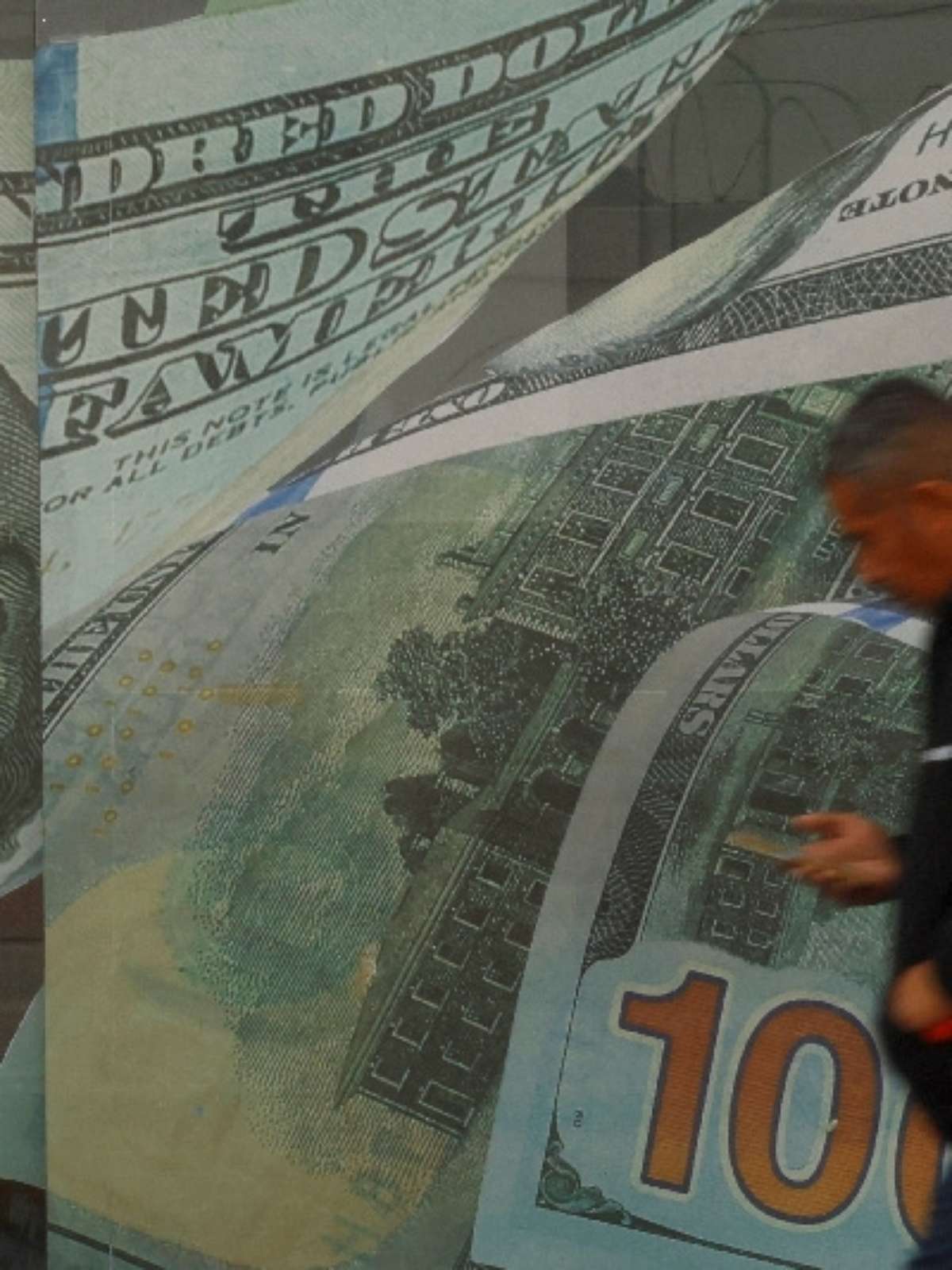 Queda do dólar e alta da Bolsa: entenda euforia do mercado com Flávio Bolsonaro à frente de Lula para disputa do 2º turno