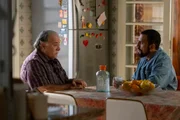 Joel (Ricardo Teodoro) e Otoniel (Tony Ramos) sentam-se para conversar