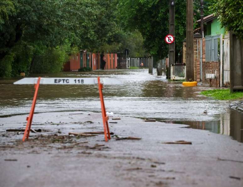 Defesa Civil emite alerta vermelho para risco de inundação no Guaíba em Porto Alegre