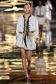 Modelo nigeriana que recriava desfiles da Chanel estreia na maison em Paris